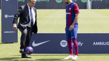 El presidente del Barcelona Joan Laporta patea el balón con el recién firmado Ilkay Gundogan durante una sesión de entrenamiento el lunes 17 de julio del 2023. (AP Foto/Joan Monfort)