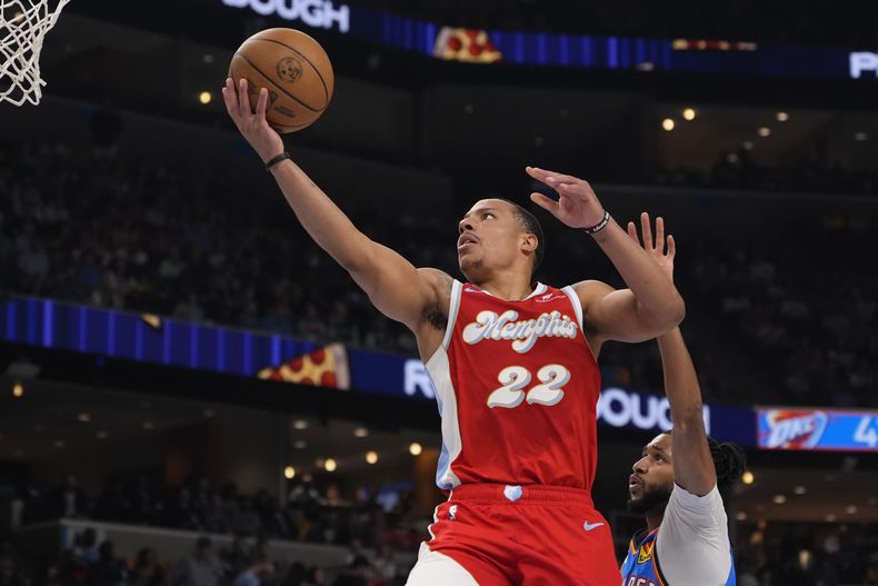 ARCHIVO - Foto del 26 de abril del 2025, el base de los Grizzlies de Memphis Desmond Bane lanza el balón frente al base del Thunder de Oklahoma City Isaiah Joe. (AP Foto/George Walker IV, Archivo)