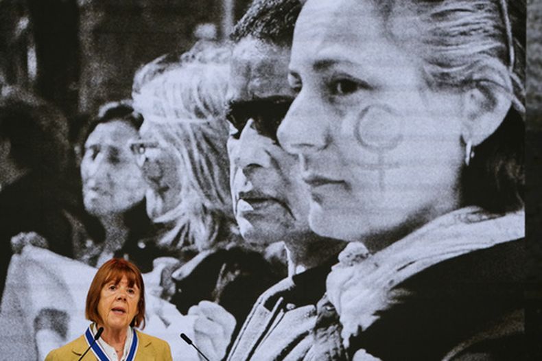 ARCHIVO - Gisele Pelicot habla tras recibir la Medalla Libertad frente al Miedo en la ceremonia de Premios Cuatro Libertades en Middelburg, Holanda, el 16 de abril de 2026. (AP Foto/Peter Dejong, Achivo)