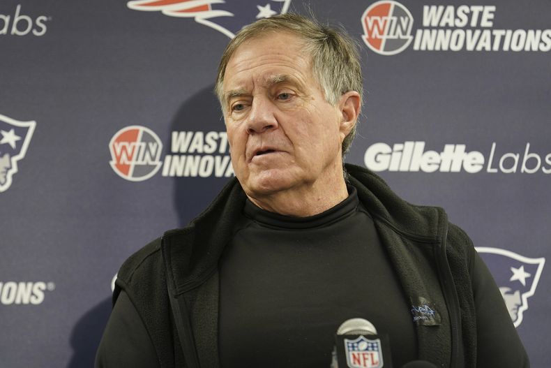 El entrenador de los Patriots de Nueva Inglaterra Bill Belichick habla en conferencia de prensa el viernes 8 de diciembre del 2023 tras el encuentro del jueves ante los Steelers. (AP Foto/Matt Freed)