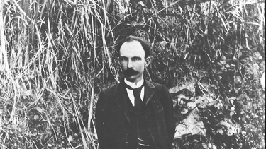 espana dona a cuba facsimil del titulo universitario de jose marti