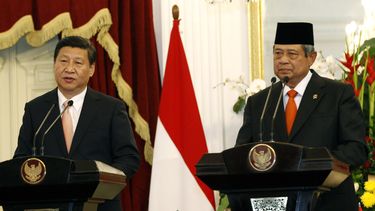 americateve | El presidente chino Xi Jinping (izquierda) habla junto al presidente de Indonesia, Susilo Bambang Yudhoyonom, durante una conferencia de prensa despupes de su reuni&oacute;n en el Palacio de Merdeka en Jakarta, Indonesia, el mi&eacute;rcoles 2 de octubre