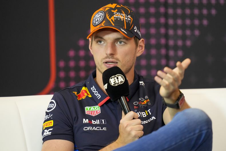 El piloto de Red Bull Max Verstappen habla en conferencia de prensa antes de que inicie el fin de semana del Gran Premio de Austria el jueves 27 de junio del 2024. (AP Foto/Darko Bandic)