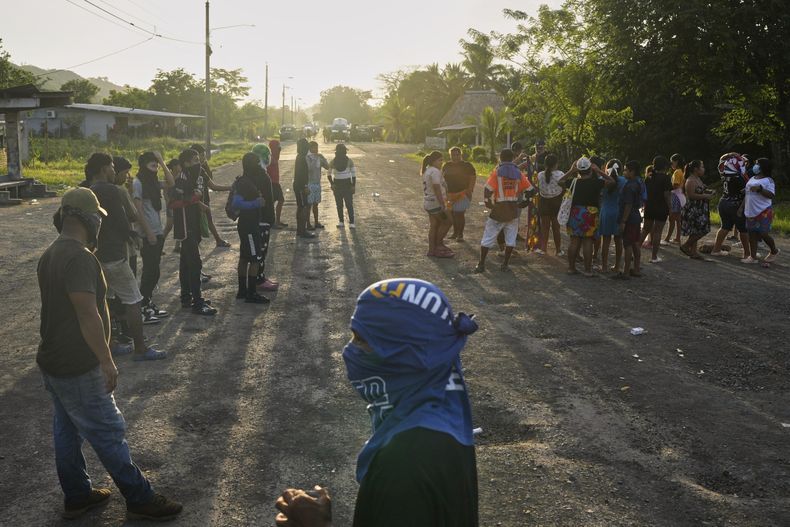 Manifestantes antigubernamentales bloquean la Carretera Panamericana durante una protesta contra los cambios al sistema de seguridad social en Piriatí, Panamá, el martes 20 de mayo de 2025. (AP Foto/Matías Delacroix)