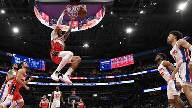 Wizards hilvanan 14 victorias frente a Pistons en casa