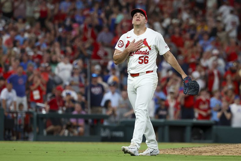 Ryan Helsley, cerrador de los Cardenales de San Luis, mira hacia el cielo después del último out en la novena entrada en contra de los Bravos de Atlanta el lunes 24 de junio de 2024, en San Luis. (AP Foto/Scott Kane)