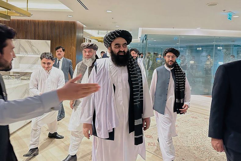 El ministro de exteriores del Talibán afgano Amir Khan Muttaqi al llegar a Islamabad, Pakistán, el 5 de mayo de 2023. Foto proveida por la embajada afgana en Pakistán.. (Embajada afgana en Pakistán via AP)