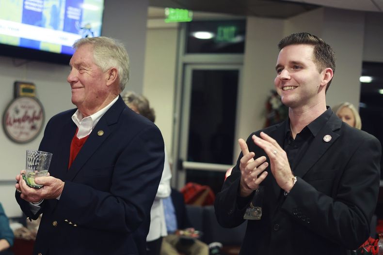 Kenneth Bowman (izq), miembro de la junta del condado Pittsylvania, con el concejal Lee Vogler en un evento en Danville, Virginia, en diciembre del 2024. (Von Wellington Photography via AP)