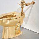 Sothebys ha anunciado que subastará un retrete de oro sólido, una escultura del artista italiano Maurizio Cattelan titulada America. La subasta se llevará a cabo el 18 de noviembre en Nueva York. (Sotheby via AP)