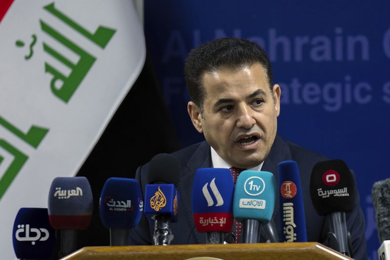 El asesor de seguridad nacional de Irak, Qassim Al Araji, habla durante una conferencia sobre el campamento Al Hol en Siria, en Bagdad, Irak, el lunes 12 de junio de 2023. (AP Foto/Hadi Mizban)