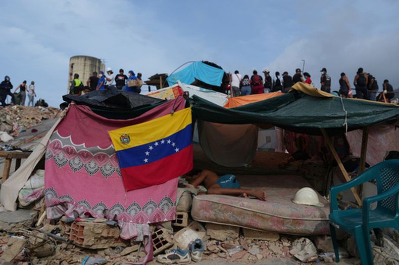 Las labores de rescate tras los sismos en La Guaira, Venezuela, el 4 de julio del 2026. (AP foto/Ariana Cubillos)