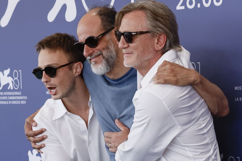 Drew Starkey, de izquierda a derecha, el director Luca Guadagnino y Daniel Craig posan en la sesión fotográfica de la película Queer durante la 81ª edición del Festival de Cine de Venecia en Venecia, Italia, el martes 3 de septiembre de 2024. (Foto Joel C Ryan/Invision/AP)