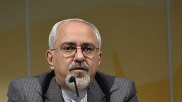 americateve | El ministro iran&iacute; de Relaciones Exteriores Mohamad Javad Zarif en una rueda de prensa tras dos d&iacute;as de negociaciones a puerta cerrada en Ginebra, Suiza, el mi&eacute;rcoles 16 de octubre del 2013. (Foto AP/Keystone, Martial Trezzini)