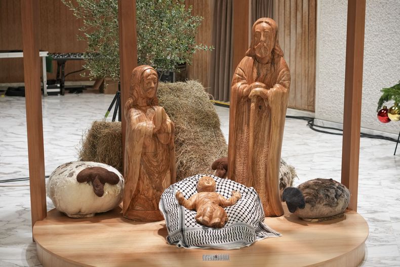 Vista del belén, elaborado en la ciudad del mismo nombre en Cisjordania, con la cuna del niño Jesús cubierta por una kufiya, o pañuelo palestino, donado por delegados de la embajada palestina ante la Santa Sede, en el salón del papa Paulo VI, en el Vaticano, el domingo 8 de diciembre de 2024. (AP Foto/Andrew Medichini)