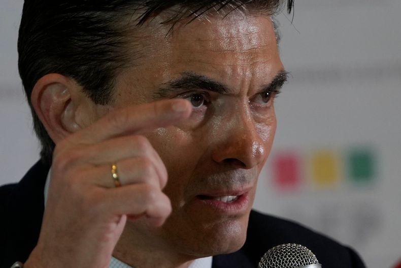 El candidato presidencial Rodrigo Paz durante una conferencia previa a un debate, el domingo 12 de octubre de 2025, en La Paz, Bolivia. (AP Foto/Juan Karita)