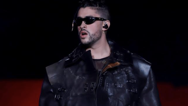 bad bunny tiene un percance en el escenario y acaba cantando en el suelo (video)