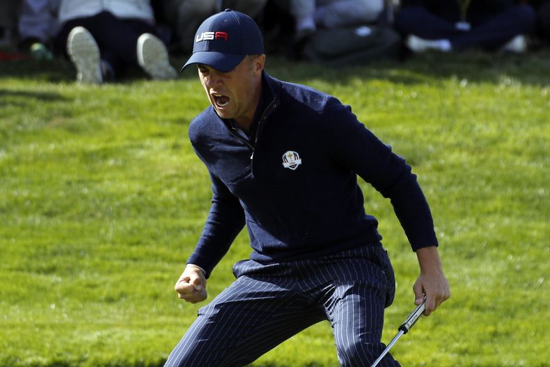ARCHIVO - El estadounidense Justin Thomas festeja tras ganar su duelo de fourball con su compañero Jordan Spieth, en el segundo día de la Copa Ryder en las afueras de París, el sábado 29 de septiembre de 2018 (AP Foto/Francois Mori)