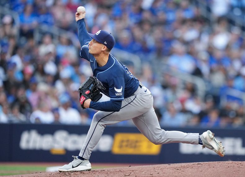 Griffin Jax, de los Rays de Tampa Bay, hace un lanzamiento ante los Azulejos de Toronto en el duelo del miércoles 22 de julio de 2026 (Nathan Denette/The Canadian Press via AP)