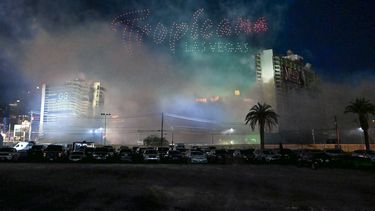Las torres del hotel Tropicana Las Vegas implosionan el miércoles 9 de octubre de 2024 en Las Vegas. (Foto AP/David Becker)