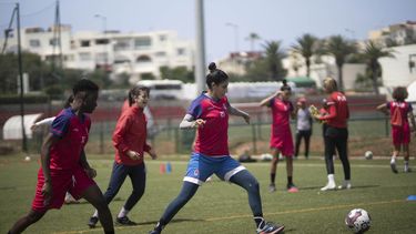 En foto del 19 de mayo del 2023, jugadoras del Fath Union Sport soccer en un entrenamiento en Rabat, Marruecos. (AP Foto/Mosaab Elshamy)
