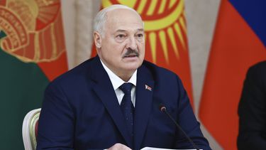 El presidente bielorruso, Alexander Lukashenko, asiste a una reunión del Consejo Económico Euroasiático Supremo al margen del Foro Económico Euroasiático en Minsk, Bielorrusia, el viernes 27 de junio de 2025. (Alexander Kazakov, Sputnik, Kremlin Pool Photo vía AP)