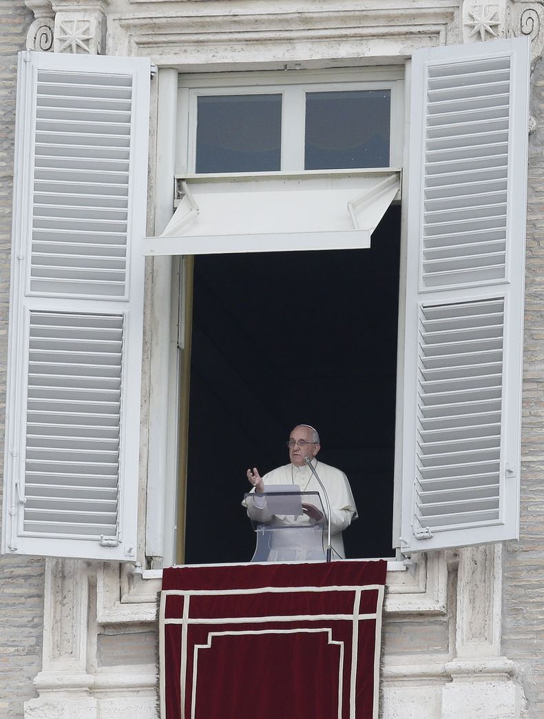 El papa Francisco se dirige a la multitud que acudi&oacute; a escuchar su mensaje en la plaza de San Pedro el domingo 27 de julio de 2014.  (Foto de AP/Gregorio Borgia)