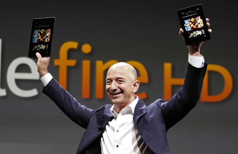 ARCHIVO - En esta imagen del 6 de septiembre del 2012, Jeff Bezos, presidente ejecutivo y fundador de  Amazon, presenta el Kindle Fire durante un evento en Santa M&oacute;nica, California. La compa&ntilde;&iacute;a parece estar lista para entrar al ruedo