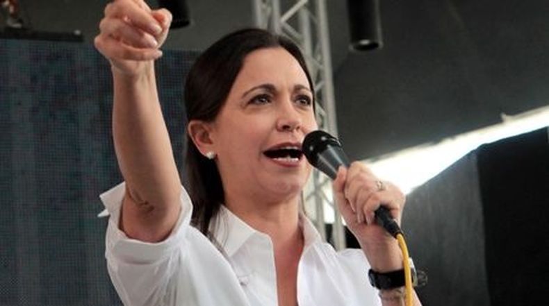 "La justicia está de rodillas, atendiendo sentencias que vienen de Miraflores o que llegan de La Habana", aseguró la dirigente refiriéndose a su comparecencia ante la Fiscalía para responder por las acusaciones del gobierno.