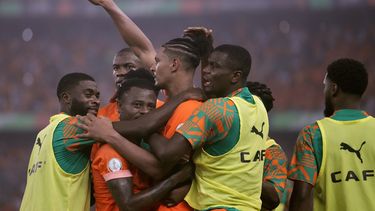 Sebastien Haller de Costa de Marfil celebra con sus compañeros tras anotar el primer gol en el encuentro de semifinales de la Copa Africana de Naciones ante Congo en el Estadio Olímpico de Ebimpe en Abiyán el miércoles 7 de febrero del 2024. (AP Foto/Sunday Alamba)