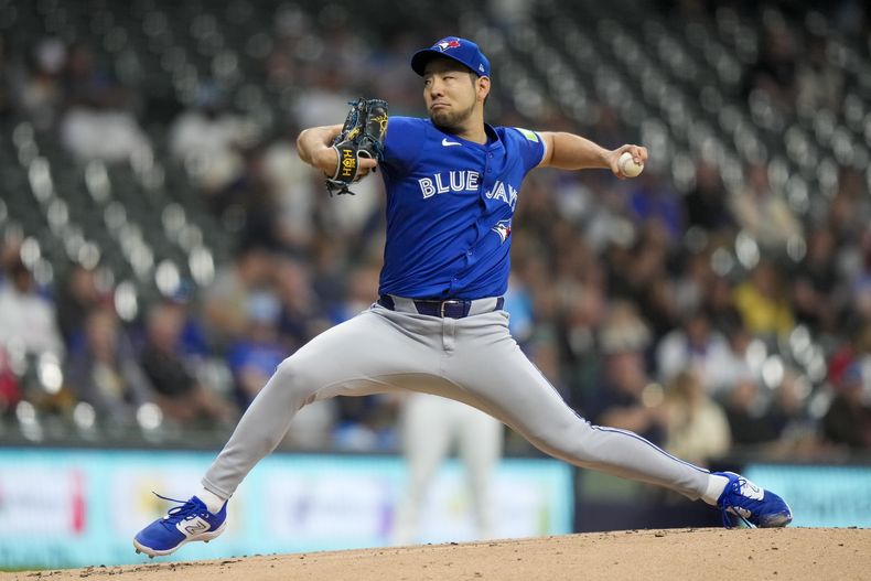 El lanzador de los Azulejos de Toronto, Yusei Kikuchi, lanza durante la primera entrada contra los Cerveceros de Milwaukee, el martes 11 de junio de 2024, en Milwaukee. (AP Foto/Morry Gash)