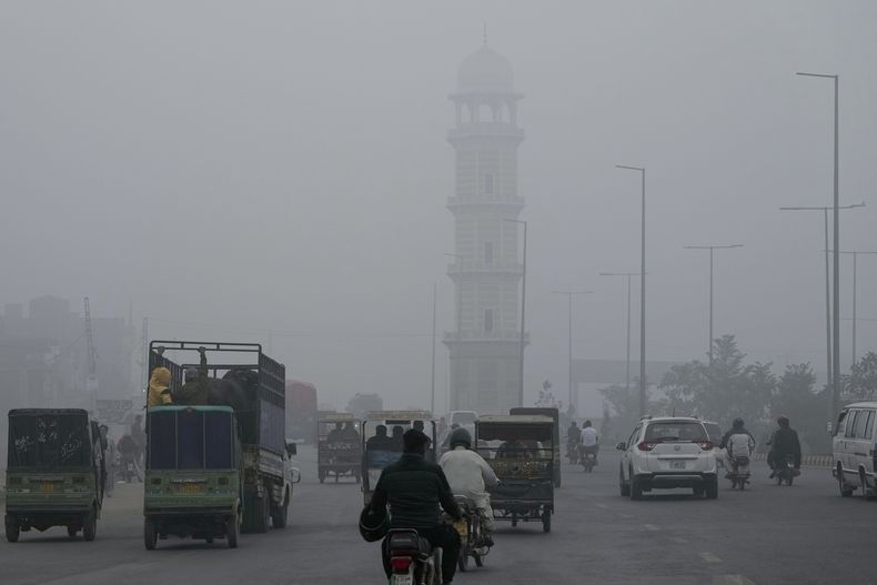 Vehículos avanzan lentamente debido a una menor visibilidad causada por el smog que envuelve la zona de Lahore, Pakistán, el miércoles 13 de noviembre de 2024. (AP Foto/K.M. Chaudary)