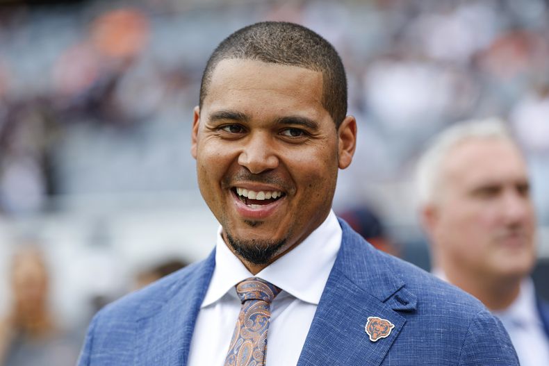 ARCHIVO - El gerente general de los Bears Ryan Poles sonríe previo a un partido de la NFL entre los Bears de Chicago y los Rams de Los Ángeles, el domingo 29 de septiembre de 2024, en Chicago. (AP Foto/Kamil Krzaczynski, Archivo)