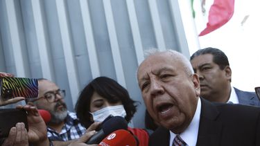 El titular del Instituto Nacional de Migración de México, Francisco Garduño, habla con la prensa al llegar a la corte el viernes 21 de abril de 2023, en Ciudad Juárez, México. (AP Foto/Christian Chávez)
