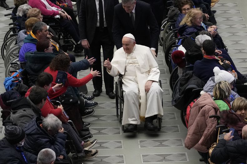 El papa Francisco saluda a los asistentes a una audiencia con personas enfermas y organizadores de la peregrinación a Lourdes, en el salón Pablo VI, en el Vaticano, el 14 de diciembre de 2023. (AP Foto/Alessandra Tarantino)