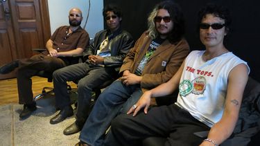 Los integrantes de la banda Inner Wave, Elijah Trujillo, de izquierda a derecha, Jean Pierre Narvaez, Jose Cruz y Pablo Sotelo, posan para una fotografía durante una entrevista en la Ciudad de México, el 18 de septiembre de 2026. (Foto AP/Berenice Bautista)