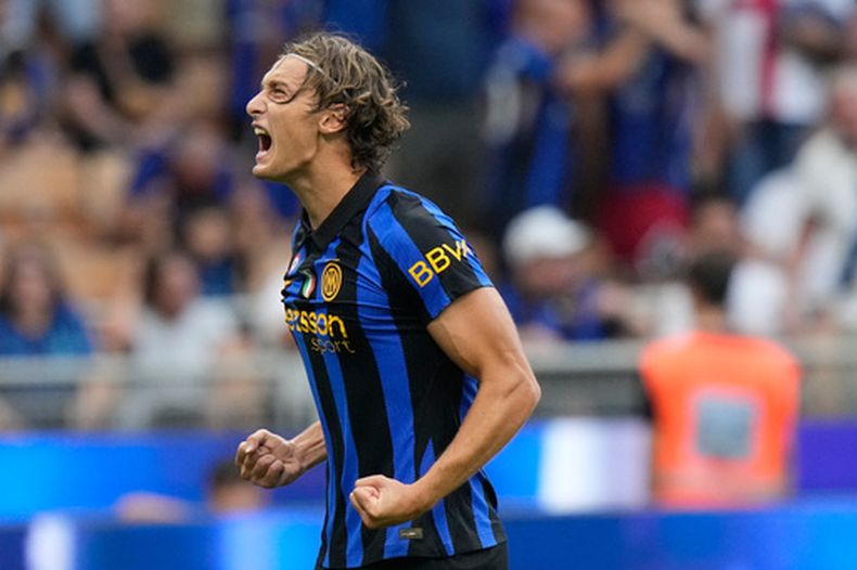 Francesco Pio Esposito del Inter de Miami celebra tras anotar el tercer gol de su equipo en el encuentro ante el Monza en la Serie el sábado 22 de agosto del 2026. (AP Foto/Luca Bruno)