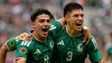 Cristóbal Alfaro, derecha, de la Selección Mexicana Sub 20, celebra con Juan Sigala después de marcar gol contra Estados Unidos durante la Final del Premundial Sub 20 de CONCACAF, el domingo 9 de agosto de 2026, en Ciudad de México. (AP Foto/Fernando Llano)