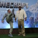 Jack Black, izquierda, y Jason Momoa posan durante una sesión de fotos para la promoción de la película A Minecraft Movie en la Ciudad de México, el viernes 21 de marzo de 2025. (Foto AP/Marco Ugarte)