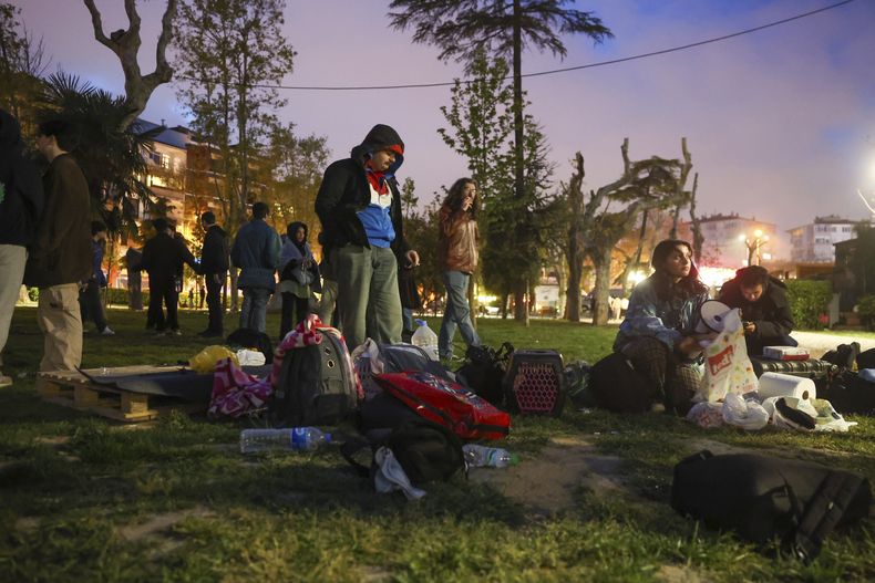 Residentes acampan en un parque público tras un potente sismo con una magnitud preliminar de 6,2 que remeció Estambul, Turquía, el 23 de abril de 2025. (Berkman Ulutin/Dia Foto vía AP)