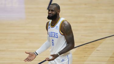 James se acerca a récord de NBA, pero Lakers caen