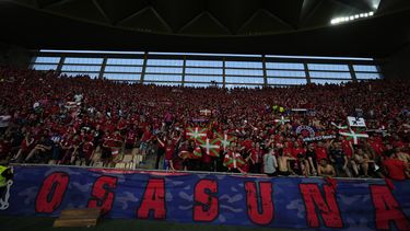 Aficionados del Osasuna previo al inicio de la final de la Copa del Rey contra el Real Madrid, el sábado 6 de mayo de 2023, en Sevilla. (AP Foto/José Bretón)