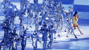 tecnologia y elliott dan apoyo a perry en el super bowl