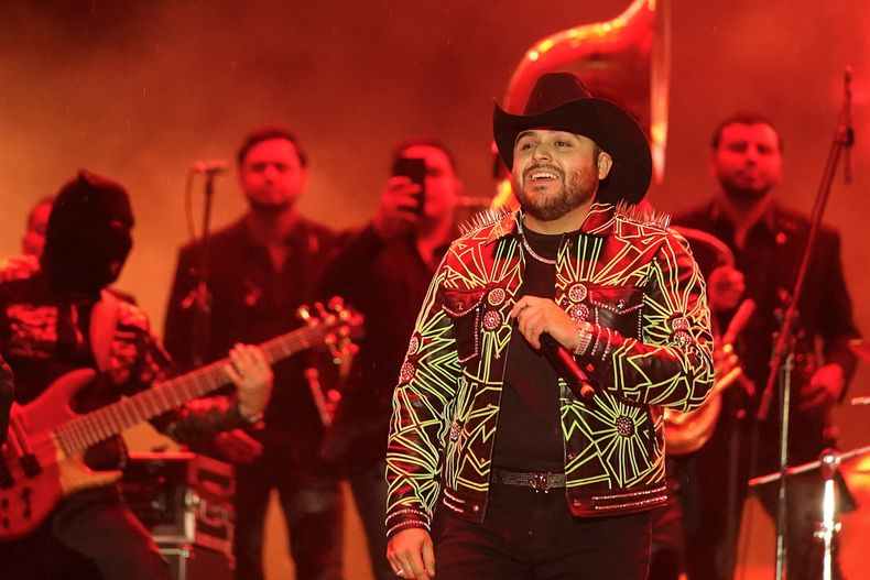 El cantante mexicano Gerardo Ortiz durante su concierto en el festival Arre en la Ciudad de México el domingo 8 de septiembre de 2024. (Foto AP/Felix Marquez)
