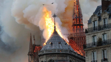 arde la catedral de notre dame en paris: cayo el techo y la aguja de la torre principal