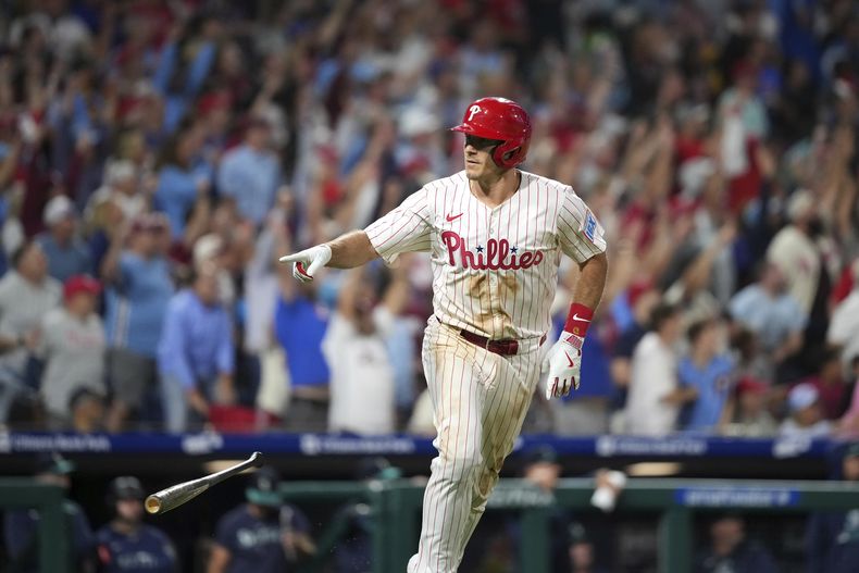 JT Realmuto, de los Filis de Filadelfia, festeja luego de batear un jonrón de dos carreras en el duelo del martes 19 de agosto de 2025, ante los Marineros de Seattle (AP Photo/Matt Slocum)