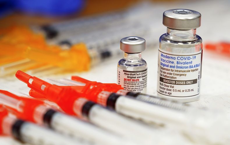 ARCHIVO - Vacunas bivalentes de Pfizer, a la izquierda, y Moderna, están listas para su utilización en una clínica en Richmond, Virginia, el 17 de noviembre de 2022. (AP Foto/Steve Helber, Archivo)