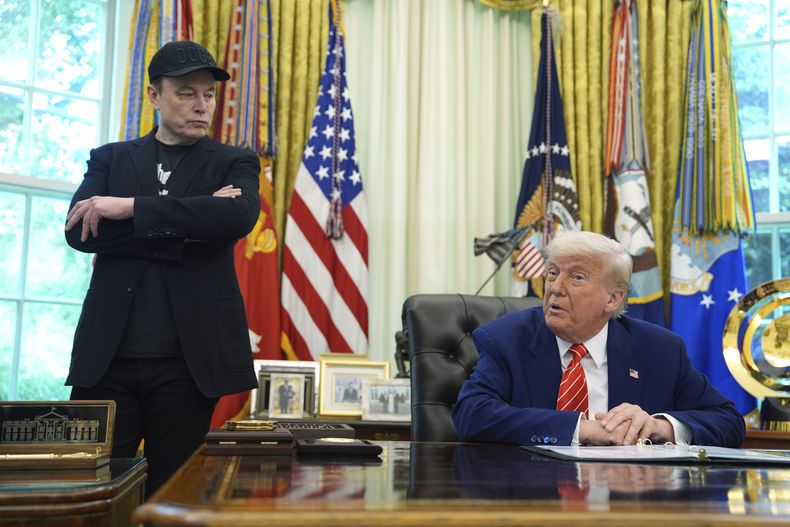 ARCHIVO - El presidente estadounidense Donald Trump (derecha) habla durante una conferencia de prensa junto a Elon Musk en el Despacho Oval de la Casa Blanca, el viernes 30 de mayo de 2025, en Washington. (AP Foto/Evan Vucci, Archivo)
