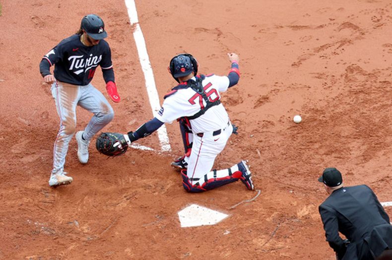 Austin Martin, de los Mellizos de Minnesota (izquierda), anota mientras el receptor de los Medias Rojas de Boston, Carlos Narváez (75), se le escapa la pelota durante la sexta entrada de un partido de béisbol, el domingo 24 de mayo de 2026, en Boston. (Foto AP/Mark Stockwell)