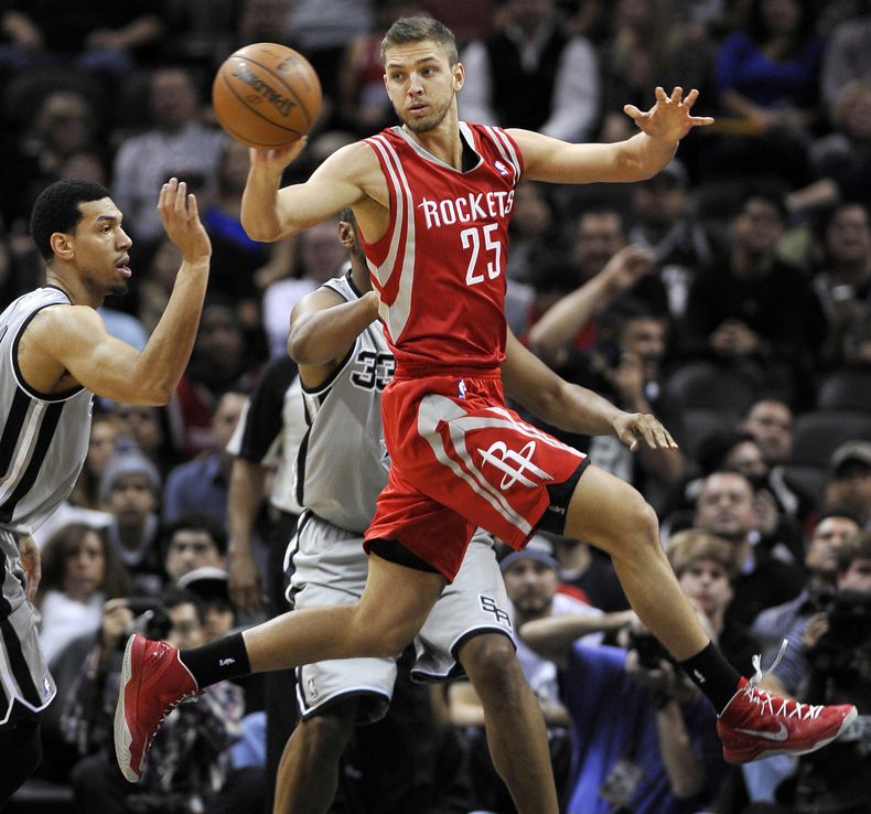 Chandler Parsons, de los Rockets de Houston, env&iacute;a un pase junto a Danny Green, de los spurs de San Antonio, en el partido del s&aacute;bado 30 de noviembre dce 2013 (AP Foto/Darren Abate)
