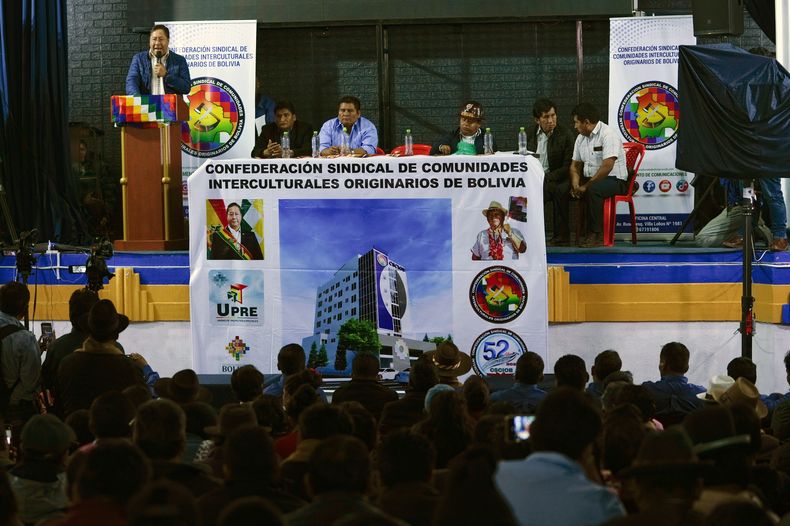 El presidente boliviano Luis Arce se dirige a una asamblea de trabajadores agrícolas de la Confederación de Pueblos Interculturales de Bolivia en La Paz, el martes 3 de octubre de 2023. (AP Foto/Juan Karita)